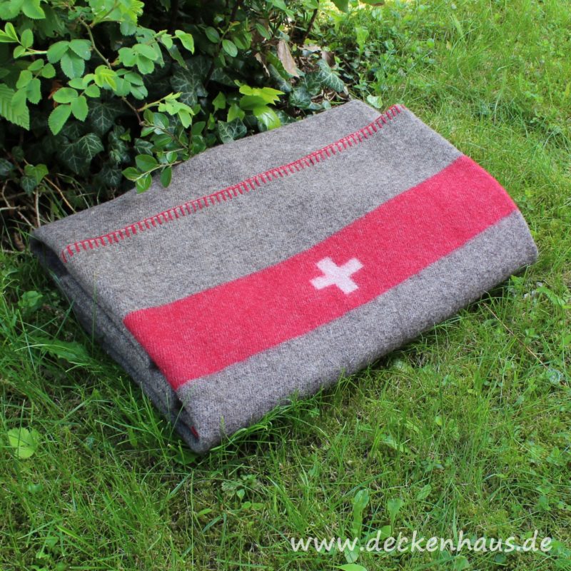 Schweizer Armeedecke mit eingewebtem Farbstreifen mit dem weißen Schweizer Kreuz