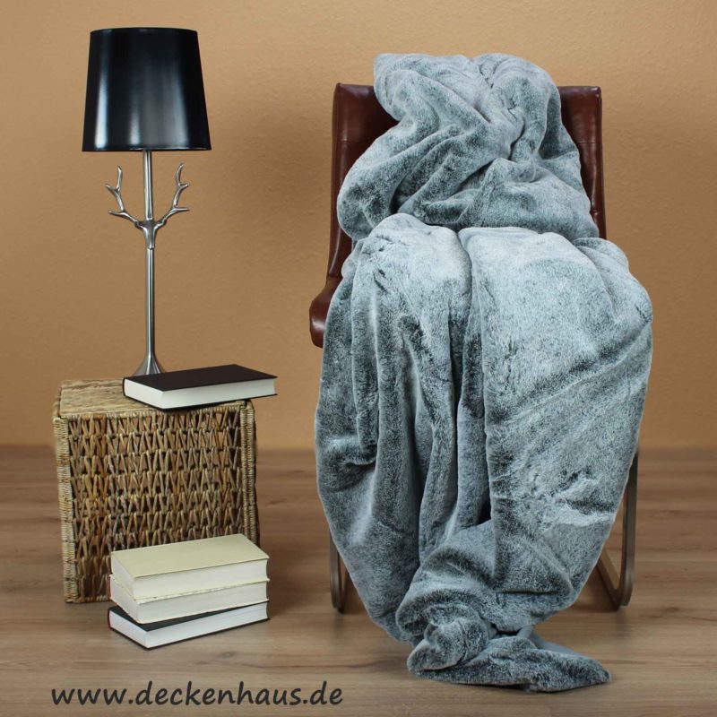 warme und weiche sofadecke in silber für einen gemütlichen Abend kaufen bei deckenhaus.de