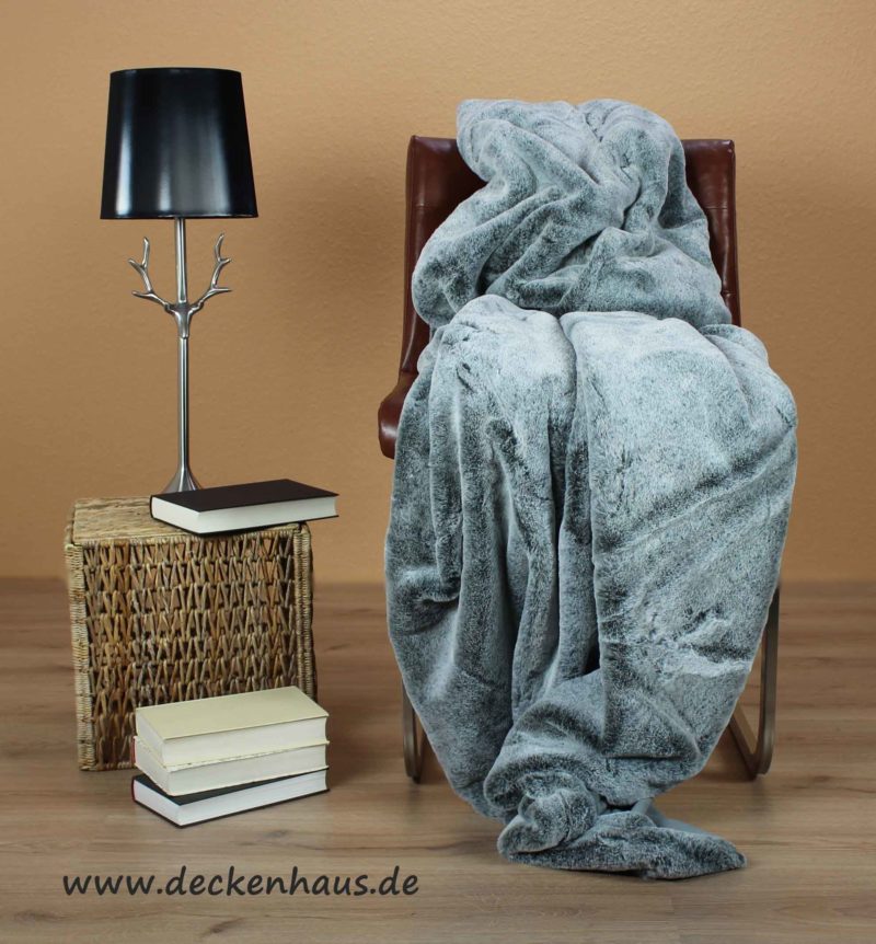warme und weiche sofadecke in silber für einen gemütlichen Abend kaufen bei deckenhaus.de
